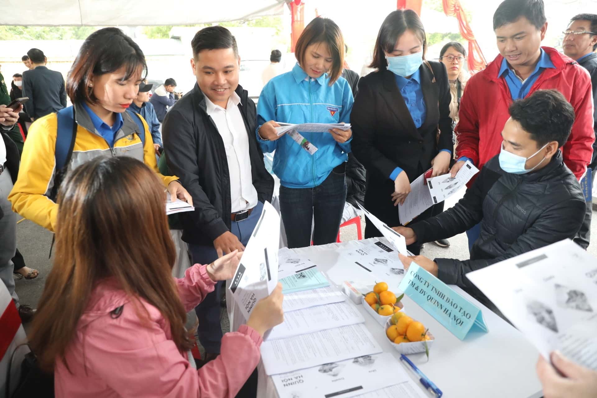 Monthly job fairs are held as an effective bridge between businesses and workers. Photo: Nguyen Truong
