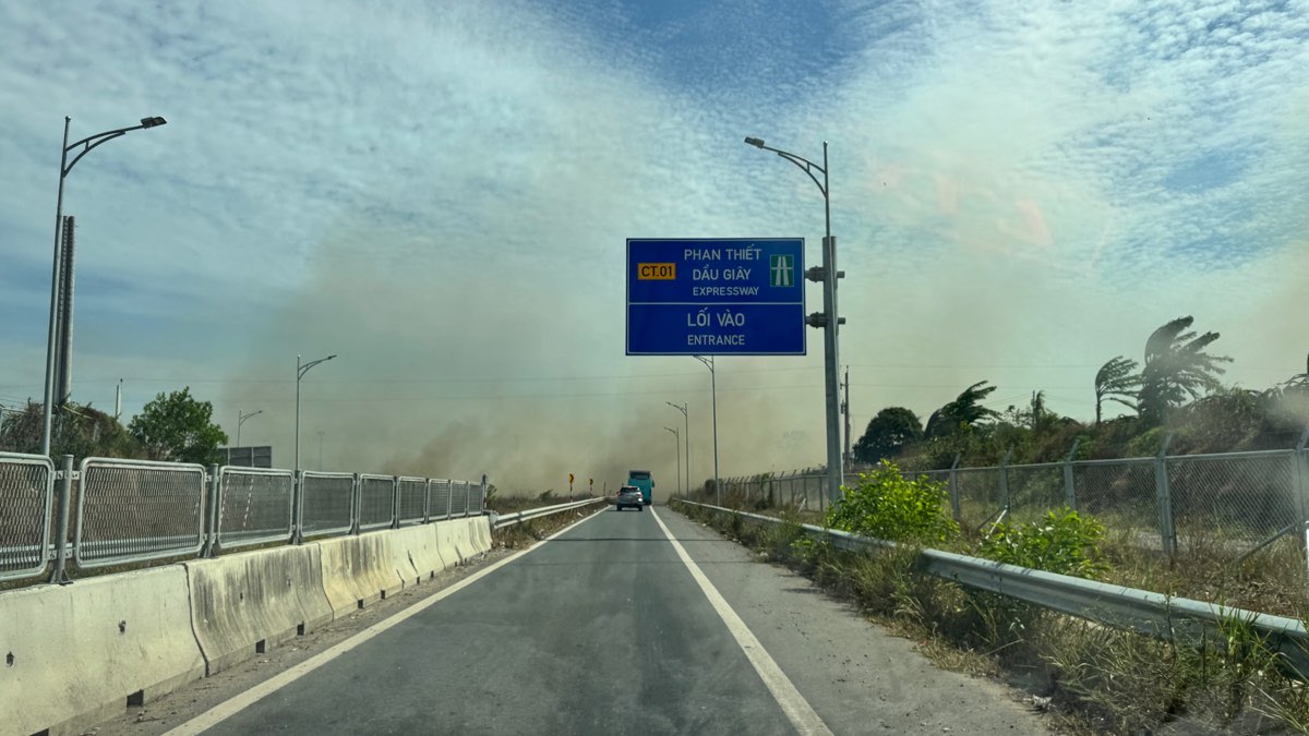 Smoke billowed at the entrance to Phan Thiet - Dau Giay Expressway at Ba Bau intersection. Photo: Duy Tuan