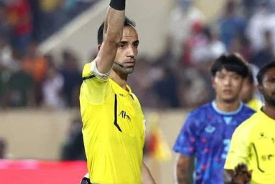 UAE referee Yahya Ali Almulla started the match between Vietnam and Laos. Photo: VFF