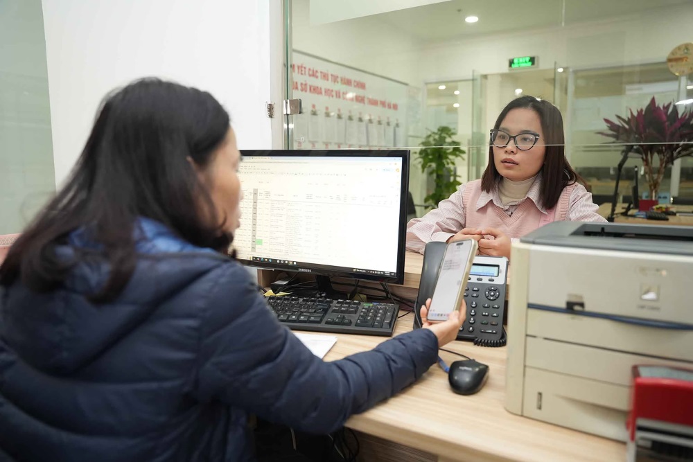 Hanoi civil servants handle administrative procedures for people. Illustrative photo: Huu Chanh