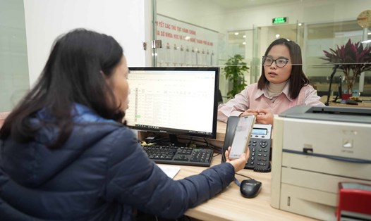 Công chức Hà Nội giải quyết thủ tục hành chính cho người dân. Ảnh minh họa: Hữu Chánh