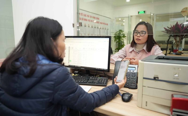 Hanoi civil servants handle administrative procedures for people. Illustrative photo: Huu Chanh