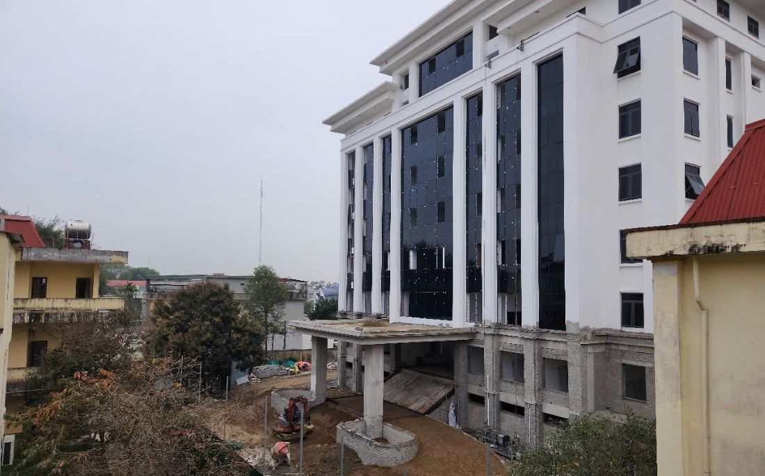 The Hoang Hoa District People's Committee headquarters project has just had its capital increased and is under urgent construction. Photo: Tran Lam