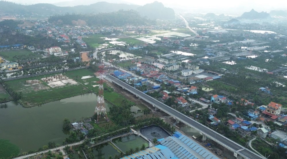 The Lai Xuan Bridge construction and road expansion and renovation project 352 (Hai Phong) is expected to open to traffic in May 2025. Photo: Hoang Khoi