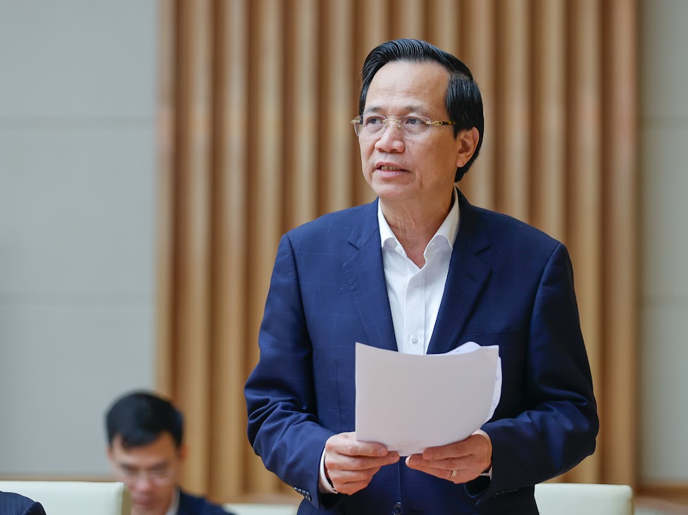 Minister of Ethnic Minorities and Religions Dao Ngoc Dung reported a summary of the results of the implementation of eliminating temporary and dilapidated houses nationwide. Photo: VGP/Nhat Bac