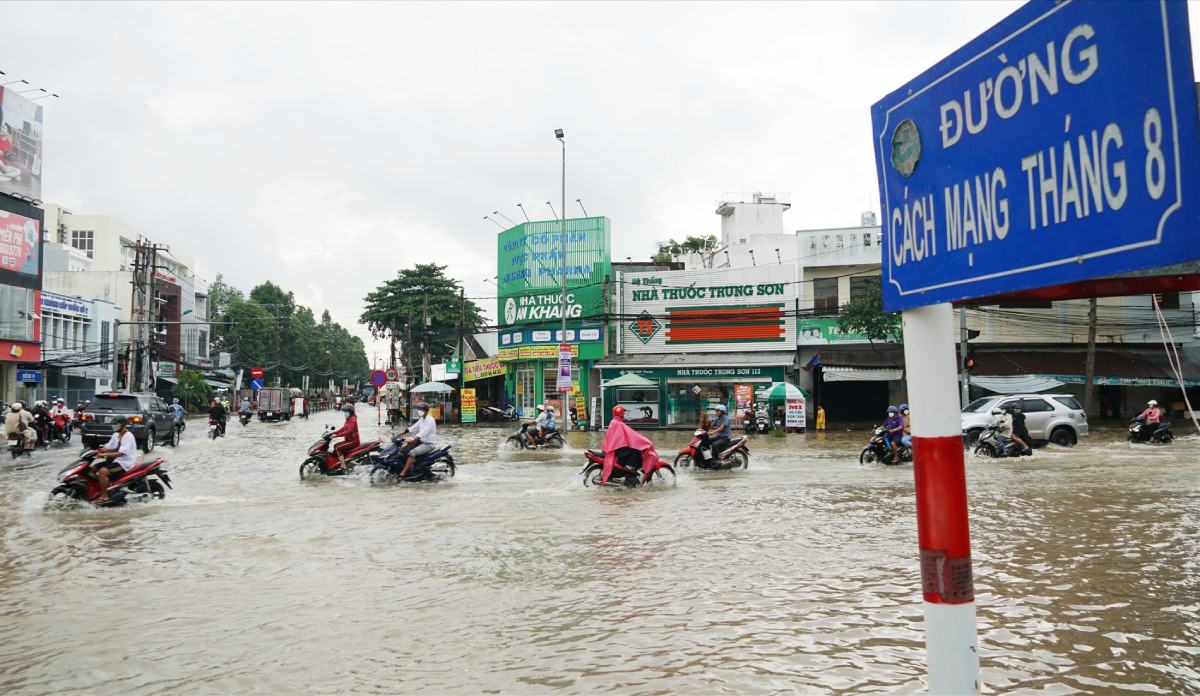 Nhieu vi tri tai Quoc lo 91 xuong cap, ngap nuoc khi trieu cuong. Anh: Yen Phuong