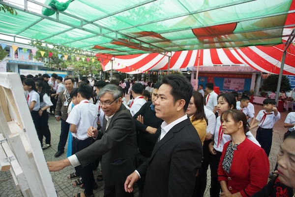 Photographer Mr. Van Sinh is sharing his memories when taking the photo series "Da Nang memories and present". Photo: M.T