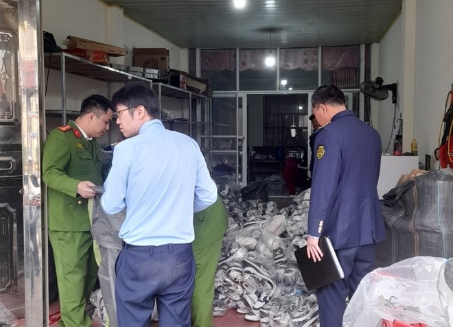 The authorities inspected the violating facilities. Photo: Hai Duong Market Management Department