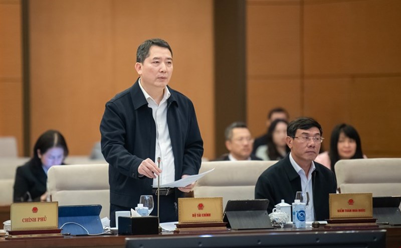Deputy Minister of Finance Cao Anh Tuan spoke about the proposal to reduce corporate income tax for the press to the general rate of 10%. Photo: Quochoi.vn