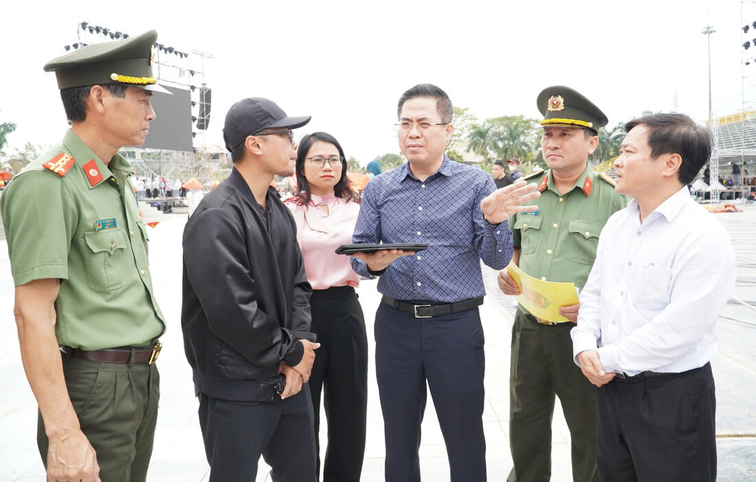 Mr. Nguyen Hoang Giang - Chairman of the People's Committee of Quang Ngai province (3rd from right) inspected the area where the Commemoration Ceremony was held at Pham Van Dong Street Square. Photo: Vien Nguyen.