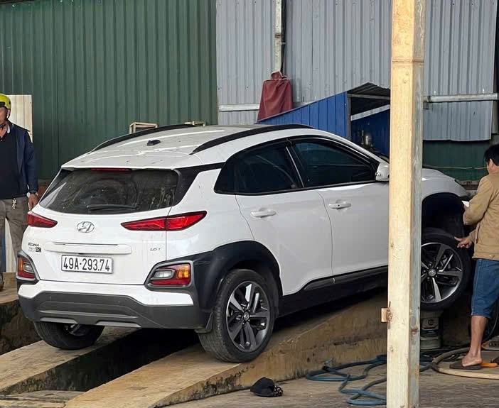 Hiện trường vụ tai nạn đạp nhầm chân ga khiến nạn nhân tử vong. Ảnh: Lam Hồng