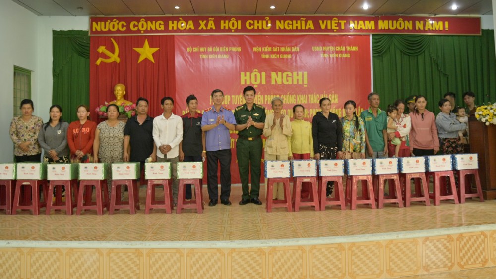 3 don vi da trao 60 suat qua cho cac ho dan co hoan canh kho khan tren dia ban huyen Chau Thanh. Anh: Tien Vinh