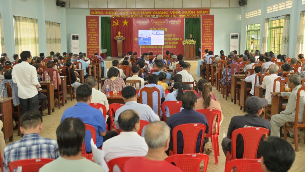Propaganda officers against IUU fishing and other legal documents in Chau Thanh district. Photo: Tien Vinh