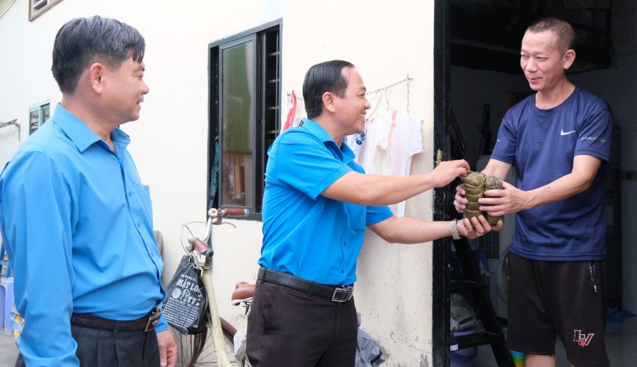 Leaders of the Can Tho City Labor Federation visited and presented banh tet to Mr. Tan on the occasion of the Lunar New Year. Photo: My Ly