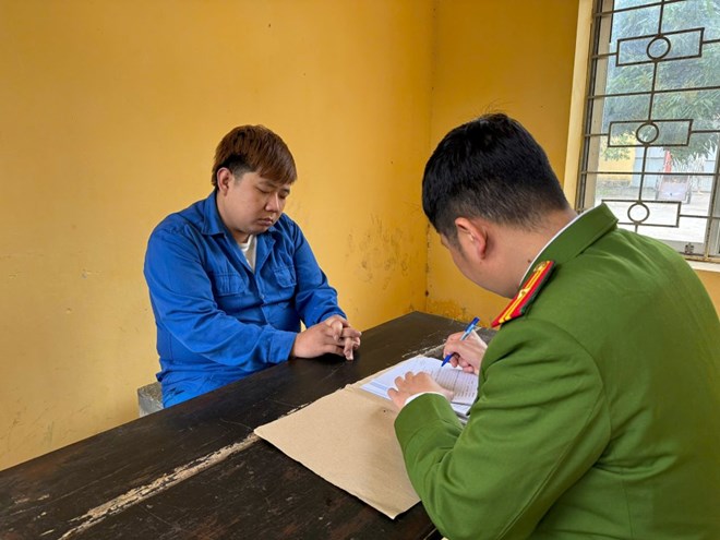 The Investigation Police Agency of Hung Yen Province Police took statements from the violator. Photo: Hung Yen Provincial Police