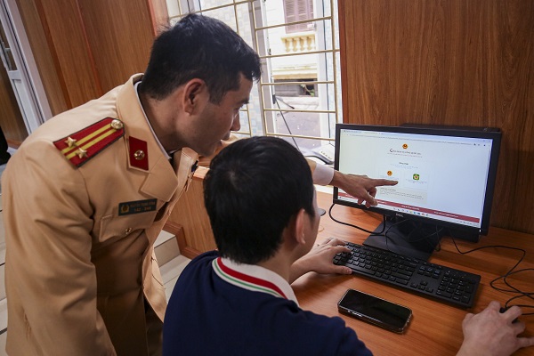 Traffic police have many responsibilities in managing driving licenses. Photo: Duc Anh