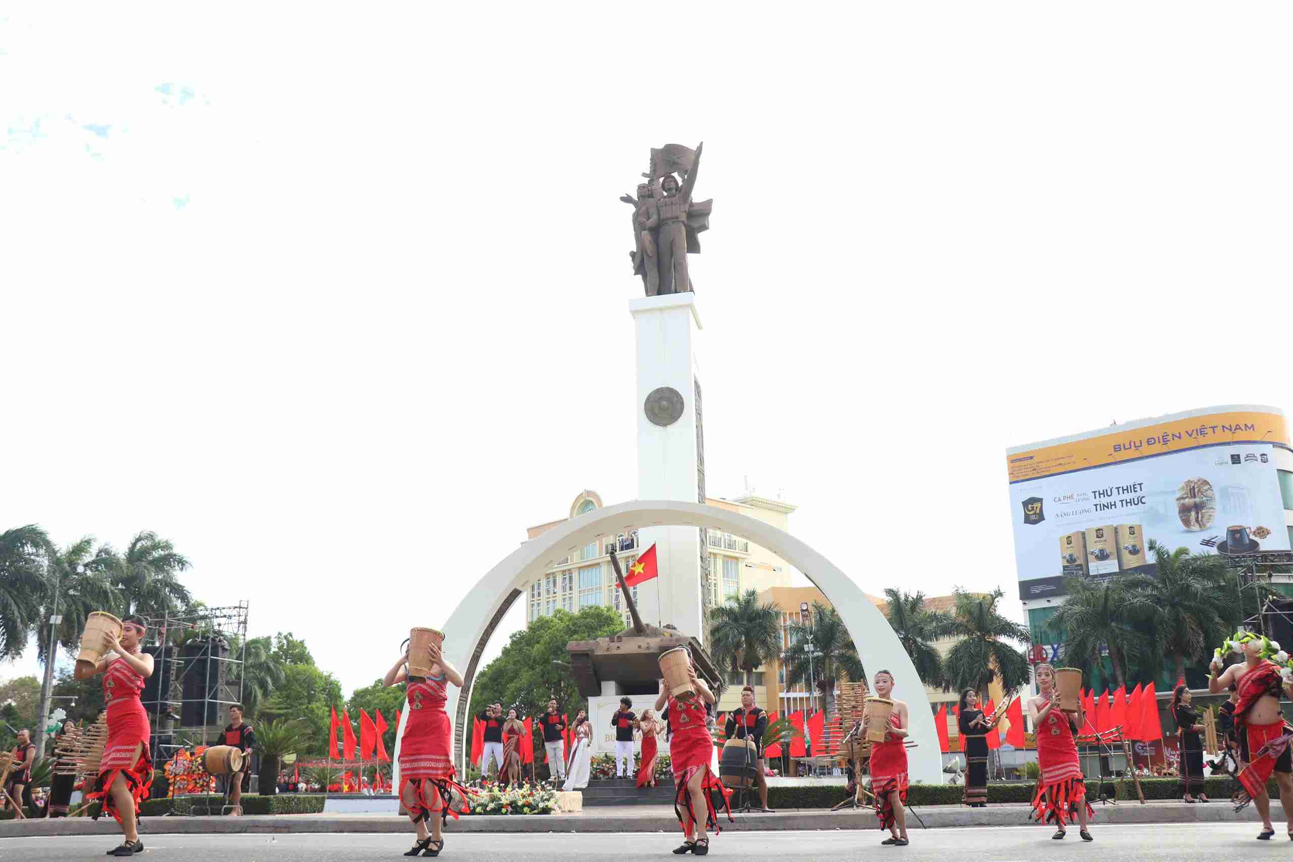 A special performance at the street festival. Photo: Bao Trung