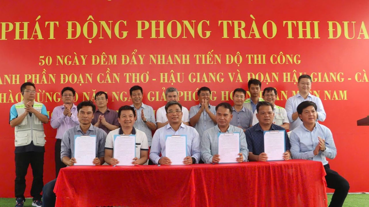 Cac don vi ky ket thi dua 50 ngay dem day nhanh tien do thi cong cao toc Can Tho - Ca Mau. Anh: Ta Quang