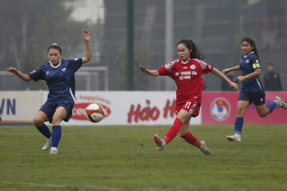 Vietnam Coal and Minerals (red shirt) won their first and only victory at the 2025 National U19 Women's Championship. Photo: VFF