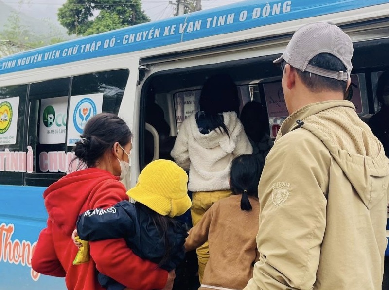 Chinh quyen va can bo y te Quang Nam den tan thon, noc de van dong nguoi dan dua tre om ra Tram y te kham benh, phong soi. Anh: DVCC