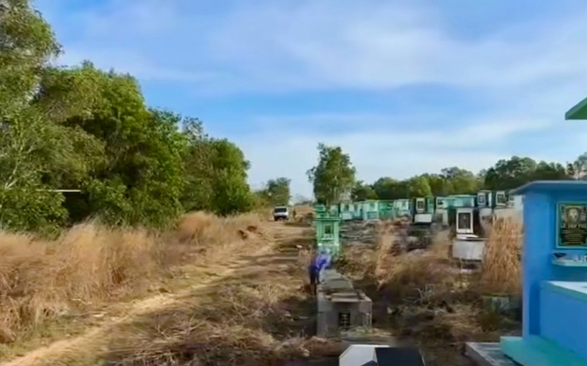 Mot khu vuc ben trong nghia trang Phan Thiet. Anh: Duy Tuan 
