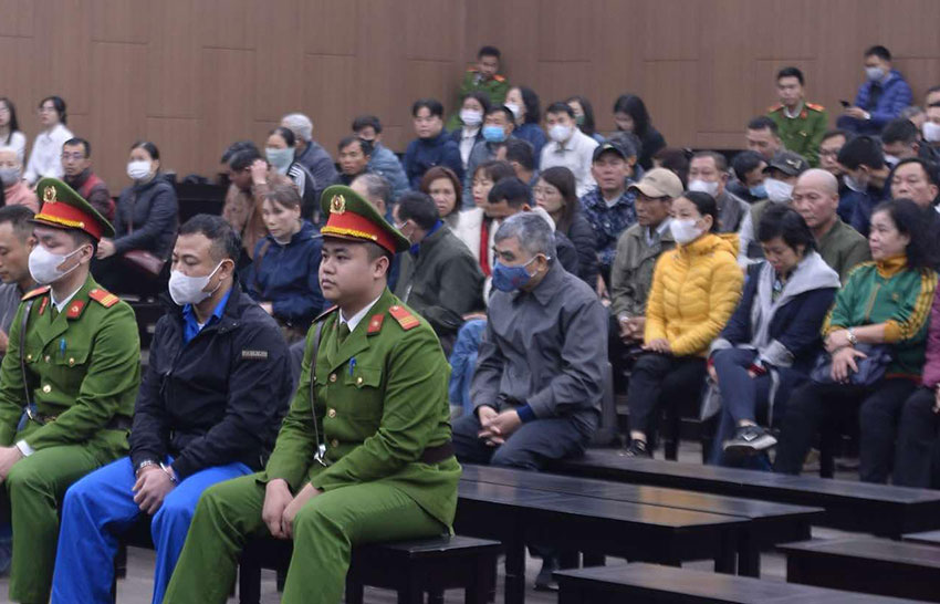 Nhiều đại diện bị hại tới phiên tòa xét xử 8 bị cáo trong vụ cháy chung cư mini 9 tầng. Ảnh: Quang Việt