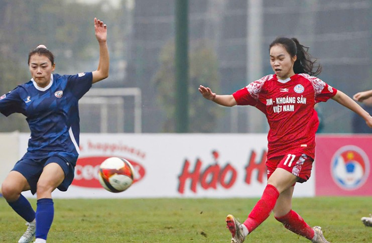 Vietnam Coal and Mineral Industries U19 Women's U19 (red) won 2-0 against Zantino Vinh Phuc Women's U19. Photo: VFF