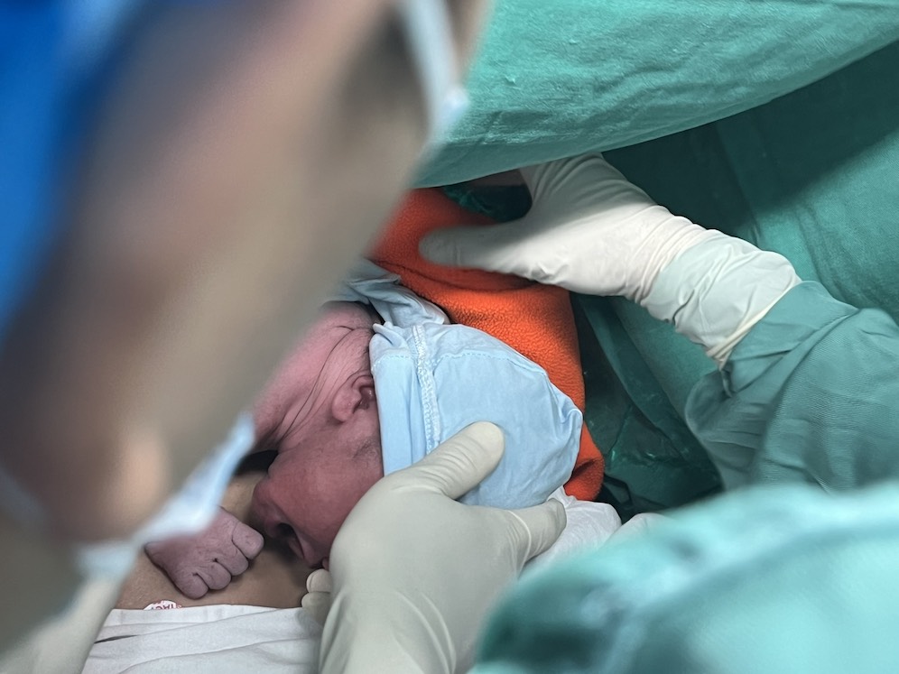 The Ministry of Health proposes that women who have a second child be supported with social housing season. In the photo is the doctor giving birth to the mother. Photo: Thuy Linh