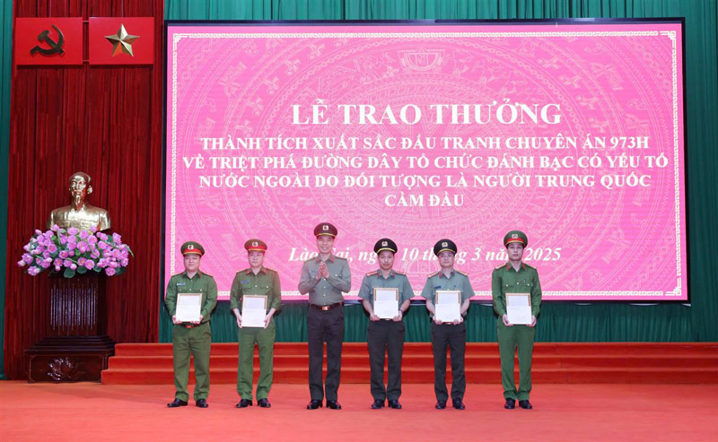 Đại tá Cao Minh Huyền - Giám đốc Công an tỉnh Lào Cai khen thưởng cho các đơn vị. Ảnh: Cổng thông tin Lào Cai