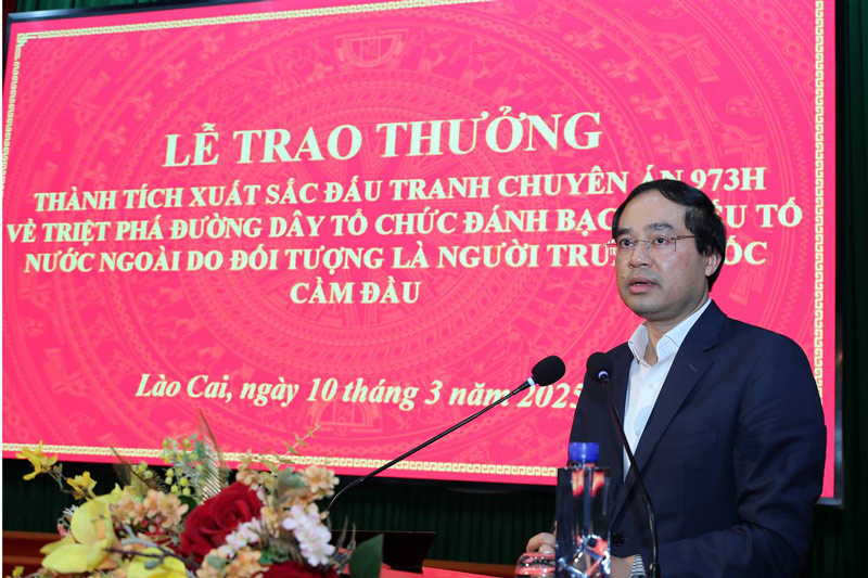 Ông Trịnh Xuân Trường đánh giá cao thành tích của Công an tỉnh Lào Cai trong việc triệt phá tụ điểm đánh bạc trái phép. Ảnh: CTTĐT Lào Cai