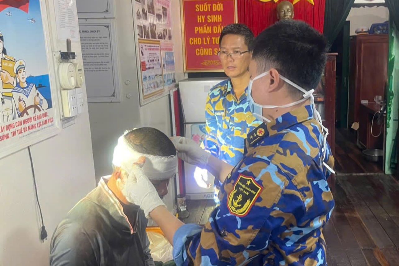 The DK1.10 Shipyard Medical Team provided first aid to the fishermen in distress.