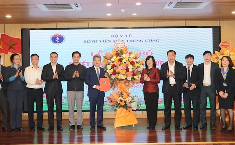 The leaders of the Ministry of Health congratulated the newly appointed Director of the Central Eye Hospital. Photo: Tran Minh/Ministry of Health