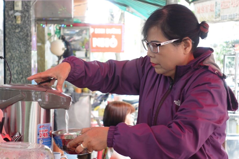 1,000 VND bowls of hot pot for workers in Da Nang. Photo: TT