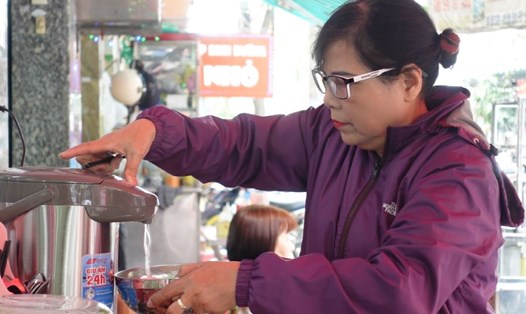 Những tô mì nóng 1.000 đồng cho người lao động ở Đà Nẵng. Ảnh: TT