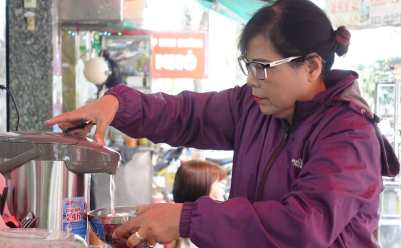 1,000 VND bowls of hot pot for workers in Da Nang. Photo: TT