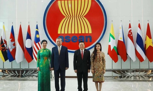 Tổng Bí thư Tô Lâm và Phu nhân cùng Tổng Thư ký ASEAN Kao Kim Hourn và Phu nhân tại Trụ sở Ban Thư ký ASEAN. Ảnh: TTXVN