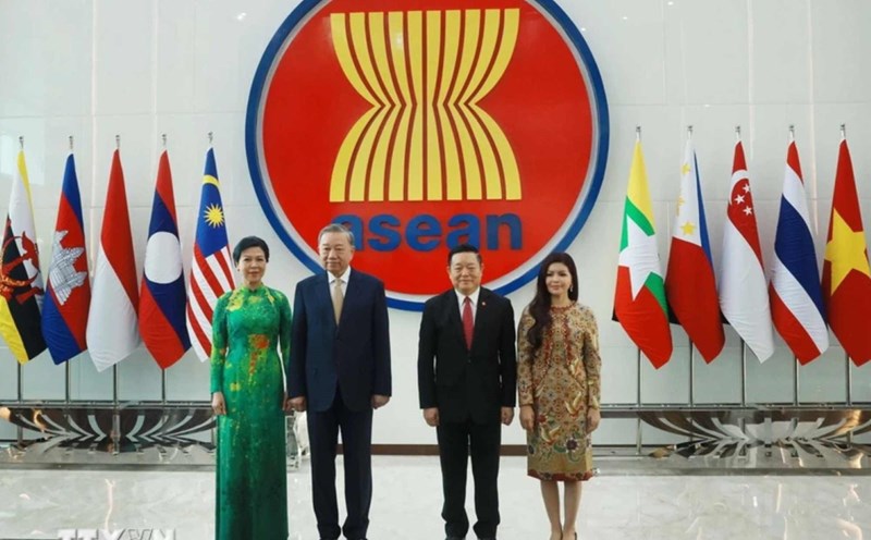 General Secretary To Lam and his wife, ASEAN Secretary General Kao Kim Hourn and his wife at the ASEAN Secretariat Headquarters. Photo: VNA