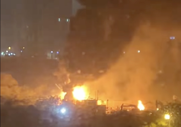Fire at a scrap yard in Hanoi, many explosions ringing in the sky at dawn. Photo: Anh Chien