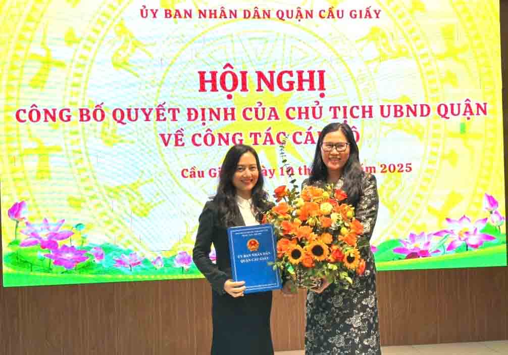 Awarding the Decision on the transfer and appointment of Ms. Pham Thi Nhu Hoa - Vice Principal of Cau Giay Secondary School - as Principal of Dich Vong Secondary School. Photo: Cau Giay District People's Committee
