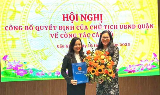 Trao Quyết định điều động, bổ nhiệm bà Phạm Thị Như Hoa - Phó Hiệu trưởng Trường THCS Cầu Giấy - làm Hiệu trưởng Trường THCS Dịch Vọng. Ảnh: UBND quận Cầu Giấy