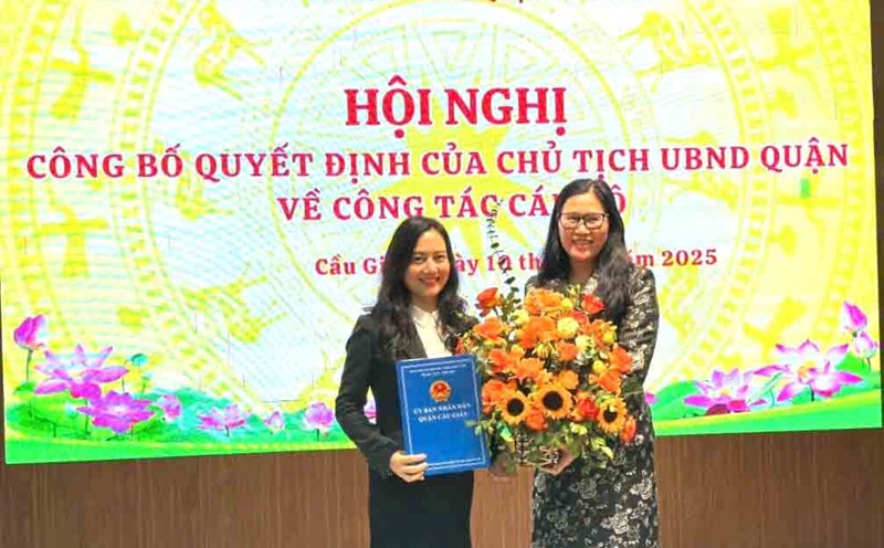 Awarding the Decision on the transfer and appointment of Ms. Pham Thi Nhu Hoa - Vice Principal of Cau Giay Secondary School - as Principal of Dich Vong Secondary School. Photo: Cau Giay District People's Committee