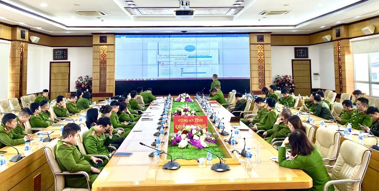 Quang Ninh Provincial Police train the process of issuing electronic identification cards and accounts to commune-level police units. Photo: Quang Ninh Provincial Police