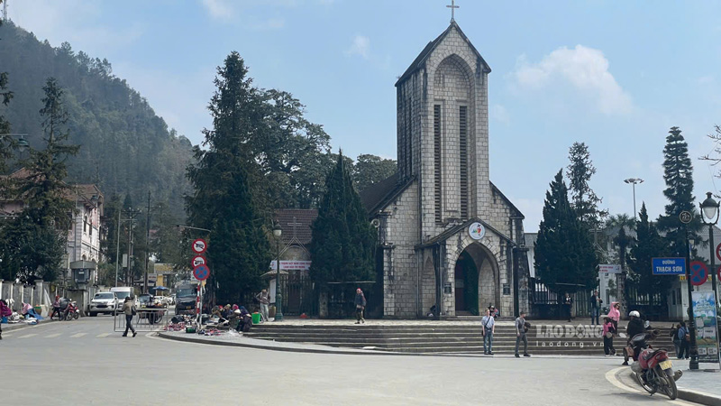 Sa Pa will thoroughly solve the problem of begging and street vending in the town. Photo: Dinh Dai