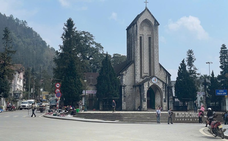 Sa Pa will thoroughly solve the problem of begging and street vending in the town. Photo: Dinh Dai