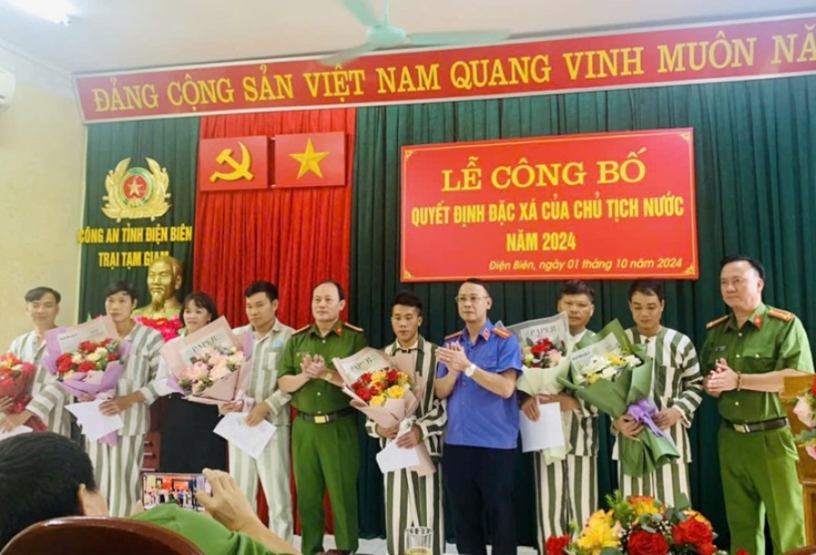 Dien Bien Provincial Police Detention Center announced the amnesty decision in 2024 for eligible prisoners. Photo: Dien Bien Police