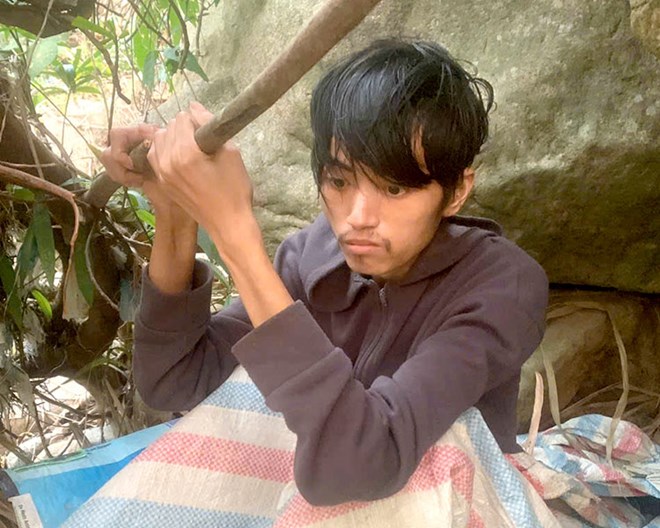 Vu Van Viet used fake documents to evade military service and was arrested by Lai Chau Provincial Police while hiding in the forest. Photo: Lai Chau Provincial Police