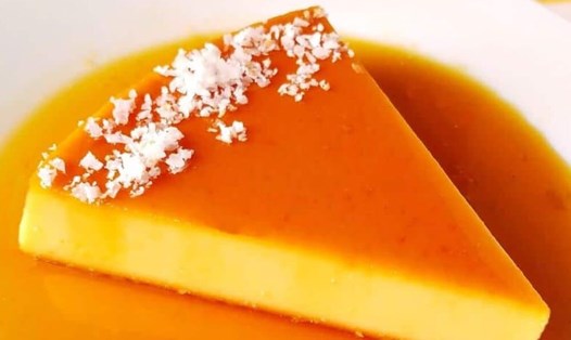 Bánh flan vị dừa rất được ưa thích bởi vị thơm ngon hấp dẫn. Ảnh: Quốc Chung