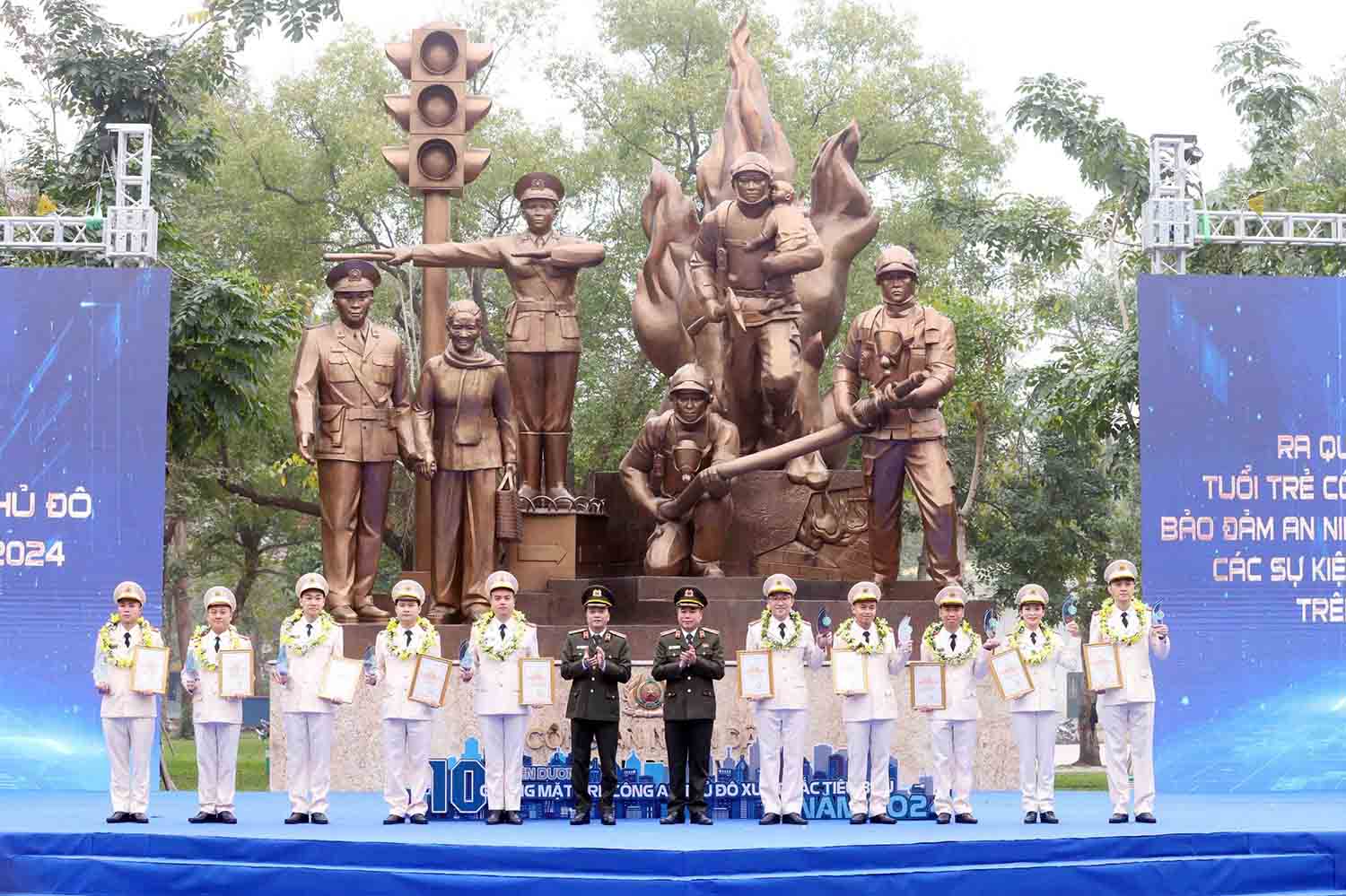 Thieu tuong Nguyen Hong Duc, Thu truong Bo Cong an va Thieu tuong Nguyen Thanh Tung, Giam doc Cong an TP Ha Noi tuyen duong, trao thuong cho 10 