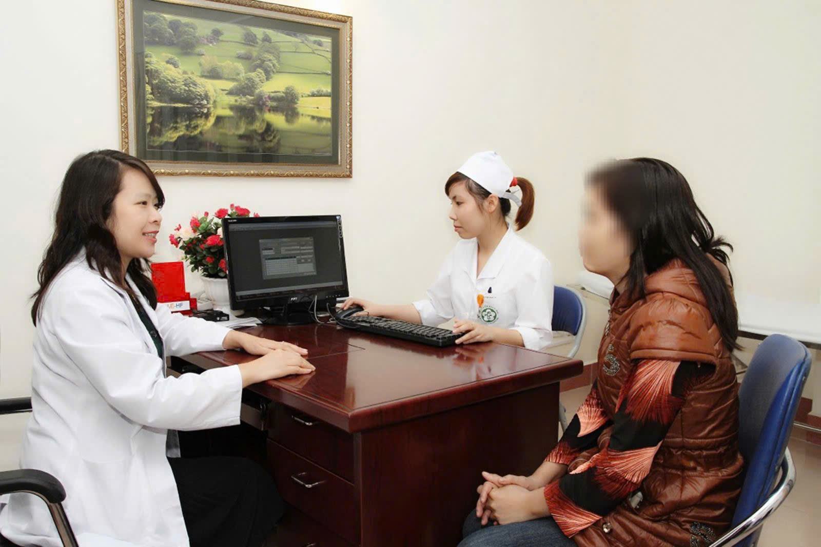 Doctors advise patients on high blood pressure. Photo: Mai Thanh