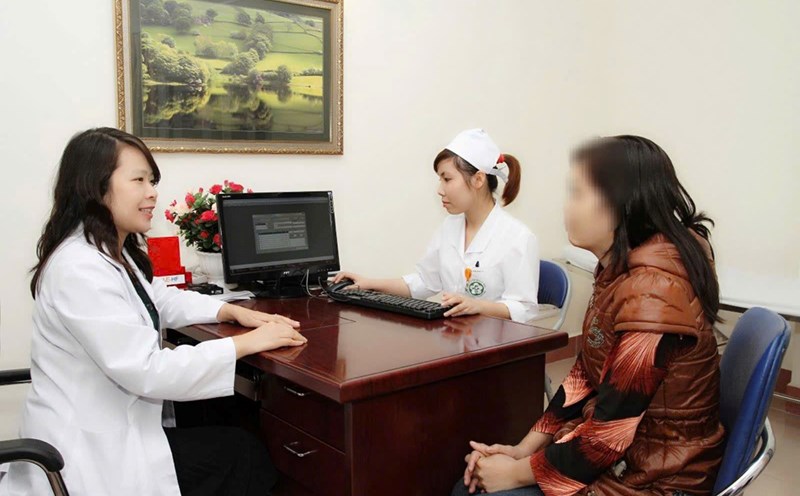 Doctors advise patients on high blood pressure. Photo: Mai Thanh